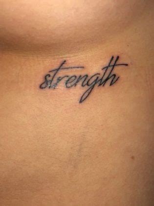 tatuaggio sotto il seno scritta|Tatuaggi sotto il seno: breve guida al tattoo del momento